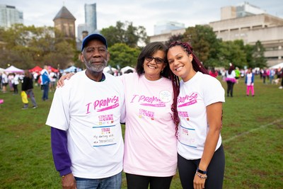 Un père et sa fille soutiennent leur épouse/mère (au centre), une survivante du cancer du sein, à la Course à la vie CIBC de la Société canadienne du cancer. (Groupe CNW/Société canadienne du Cancer)