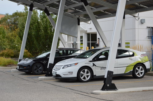 The solar car port and EV charging stations at Alectra head office in Mississauga. (CNW Group/Alectra Utilities Corporation)