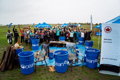 Le premier nettoyage communautaire d'un rivage canadien de 4ocean, commandit par Air Canada, dbarrasse l'ocan de plus de 3 200 objets polluants (Groupe CNW/Air Canada)