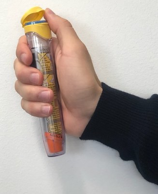 Flip open the cap of the carrier tube. The carrier tube cap is yellow for EpiPen (0.3 mg) and green for EpiPen Jr (0.15mg). (CNW Group/Health Canada)