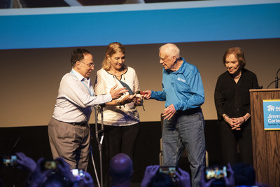 El expresidente Jimmy Carter y la exprimera dama Rosalynn Carter anunciaron el Proyecto Carter 2020 al pasarle una herramienta ceremonial a Cesarina Fabián y Celso Marranzini de Hábitat para la Humanidad República Dominicana.