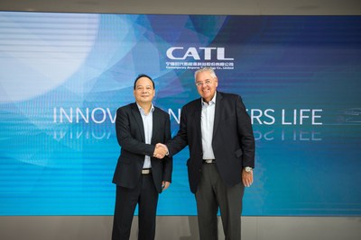 A la izquierda: el Dr. Robin Zeng, fundador y CEO de CATL; 
A la derecha: Antonio Roberto Cortes, presidente y CEO de VWCO. (PRNewsfoto/CATL)