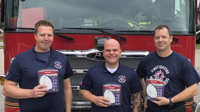 LEFT TO RIGHT: Holding First Alert smoke alarms are Fire Inspectors Jeff Jones and Chris Miler from Mississauga Fire and Emergency Services, along with Craig Dockeray (far right), VP of Firefighters Without Borders and project lead for Lac Seul. (CNW Group/Firefighters Without Borders)