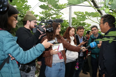 Reporters came to Yangling modern professional farmers entrepreneurship and innovation park interviewed Mr. Ma Shixin, the farmers' representative. (PRNewsfoto/China Yangling Agri Expo Comm.)