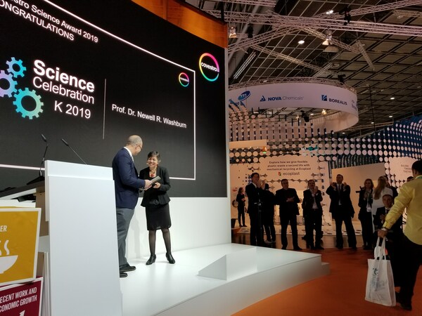 Today, during the Covestro Science Celebration at Germany’s K-Fair, Covestro Chief Commercial Officer, Sucheta Govil (right), presented Dr. Newell Washburn (left) with the global Science Award in recognition of his innovative approach to polymer formulation, which leverages digital research, machine learning and data analytics.
