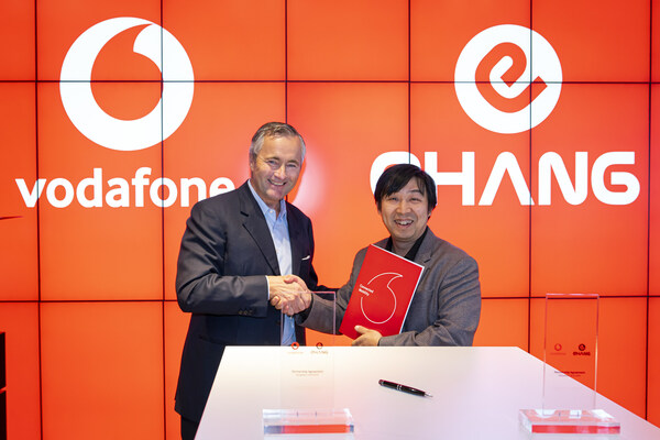 Vodafone CEO Hannes Ametsreiter and EHang Founder, Chairman, and CEO Hu Huazh signed the agreement