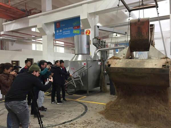 The media interview group observed the Xifeng Liquor production process.