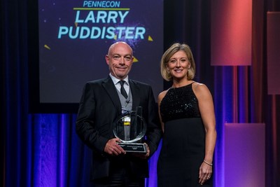 Larry Puddister, Executive Chairman of Pennecon (left), joined by Gina Kinsman, EY Entrepreneur Of The Year Atlantic Program Director (right), is this year’s EY Entrepreneur Of The Year 2019 Atlantic winner. (CNW Group/EY (Ernst & Young))