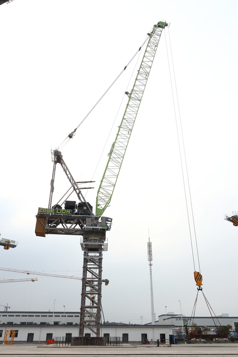 Xinhua Silk Road China's Zoomlion rolls 120tonne luffing tower cranes