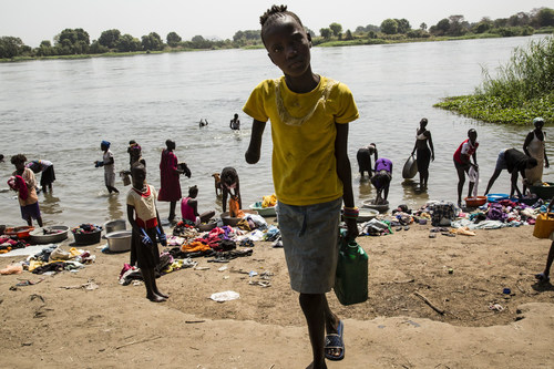 Au Soudan du Sud, les programmes en matière d’eau, d’assainissement et d’hygiène ne sont financés qu'à 26 %. © UNICEF/UN0324709/Meyer (Groupe CNW/UNICEF Canada)