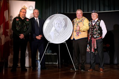 Artist David Garneau, Royal Canadian Mint Senior Director of Manufacturing Tom Roche, Manitoba Métis Federation President David Chartrand and Métis National Council President Clement Chartier unveil a silver collector coin celebrating the 175th anniversary of the birth of Louis Riel in Winnipeg, Manitoba (October 22, 2019). (CNW Group/Royal Canadian Mint)