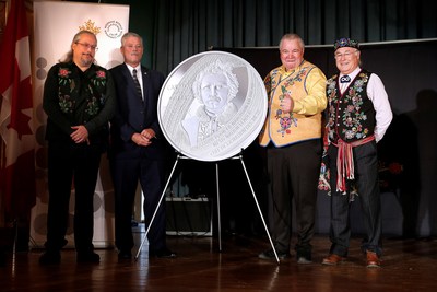 O artista David Garneau, o diretor sênior de fabricação da Casa da Moeda Real Canadense, Tom Roche, o presidente da Federação Métis de Manitoba, David Chartrand, e o presidente do Conselho Nacional de Métis, Clement Chartier, apresentam uma moeda de prata para colecionadores que celebra o 175o aniversário de nascimento de Louis Riel em Winnipeg, Manitoba (22 de outubro de 2019). (CNW Group/Royal Canadian Mint)