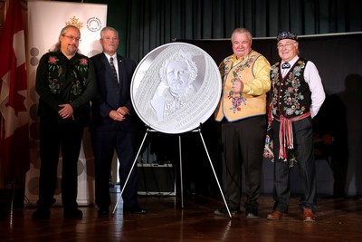 El artista David Garneau, el director sénior de Fabricación de Royal Canadian Mint Tom Roche, el presidente de la Federación Métis de Manitoba David Chartrand y el presidente del Consejo Nacional Métis Clement Chartier dan a conocer una moneda plateada de colección para celebrar el 175.º aniversario del nacimiento de Louis Riel en Winnipeg, Manitoba (22 de octubre de 2019). (CNW Group/Royal Canadian Mint)