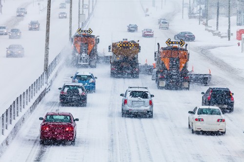 Camions de déneigement en convoi sur l'autoroute (Groupe CNW/Association des propriétaires de machinerie lourde du Québec)