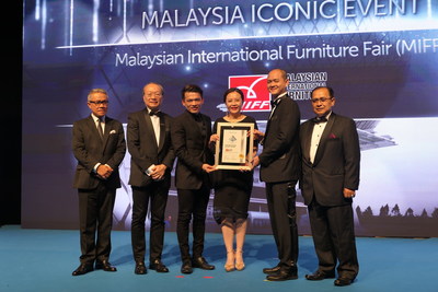 Muar Furniture Association Acting Deputy President Christopher Yau (L3) and MIFF General Manager, Karen Goi (R3) receiving The Malaysia Iconic Event that being awarded to Malaysian International Furniture Fair (MIFF) during MACEOS Malaysia Business Events Awards 2019 from Deputy Minister of International Trade and Industry YB Dr Ong Kian Ming, accompanied by MATRADE CEO Dato' Wan Latiff Wan Musa (L1), MACEOS President, Dato' Vincent Lim Hwa Seng (L2) and MyCeb CEO YBhg Datuk Zulkefli Hj Sharif (R1).