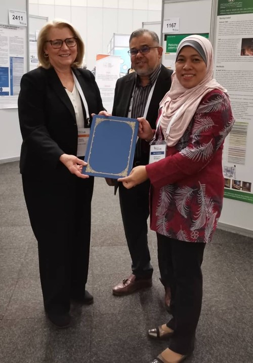 Ms. Karen Timmons, GHA’s Chief Executive Officer and Assoc. Prof. Dr Kadar Marikar, Chief Executive Officer of MSQH, sign a MoU during ISQua’s 36th International Conference in Cape Town. Also in the photo is Puan Norhaizan Mohammad, Vice President II, Group Finance Services, KPJ Healthcare Berhad.