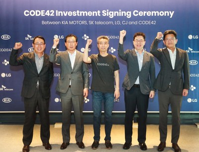 (from left) On September 30, YoungSang Ryu, EVP (Head of MNO Biz. Division) of SK Telecom; Hanwoo Park, President & CEO of Kia Motors; Chang-hyun Song, CEO of CODE42; I.P. Park, President and CTO of LG Electronics; and KyungMook Lim, Chief Strategy Officer of CJ Corporation met at the SERVEONE Building in Gangnam-gu Seoul, South Korea to attend the CODE42 Investment Signing Ceremony.