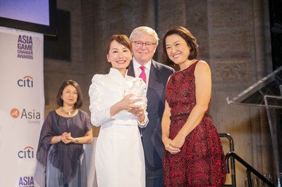 Former Prime Minister of Australia Kevin Rudd (center) and SOHO China CEO Zhang Xin (right) present Jane Sun (left) with her award.