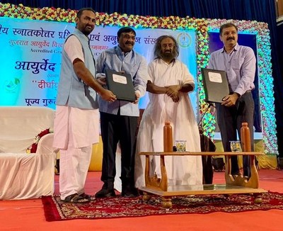 MoU signed by Mr Arvind Varchaswi and Prof Anup Thakar in the presence of Gurudev Sri Sri Ravishankar (PRNewsfoto/Sri Sri Tattva)