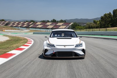 The CUPRA e-Racer delivers 300 kW of continuous power, reaching peaks of 500 kW (PRNewsfoto/CUPRA)