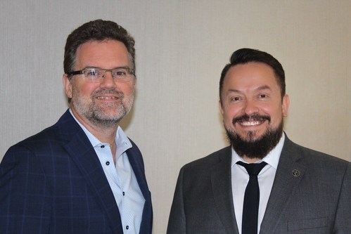 Maxime Pedneaud-Jobin, maire de Gatineau et M. Orlando Rodriguez, président de l’OAGQ (Groupe CNW/Ordre des arpenteurs-géomètres du Québec)