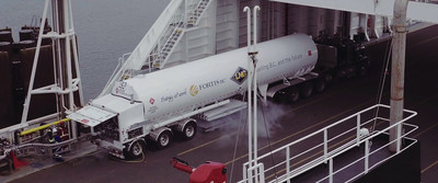 Truck-to-ship LNG bunkering at Seaspan Ferries using a FortisBC tanker truck. (CNW Group/Seaspan ULC)