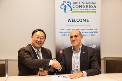 Tiago Rodrígues (der.), director ejecutivo de la WBA y Li Xing (izq.), vicepresidente de Dominios de Red de Área de Campus de Huawei, firman el acuerdo de proyecto piloto en el Wireless Global Congress (PRNewsfoto/Huawei)