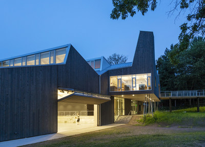 The Common Ground High School in New Haven, CT, was an early adopter of mass timber construction. Cross laminated timber (CLT) panels, glulam beams, and heavy timber rafters were used for the structure instead of steel. The project, designed by Gray Organschi Architects is also LEED Gold certified and Net-Zero ready. Bensonwood served as engineer, mass timber fabricator and installer. (Photo credit: Esto)