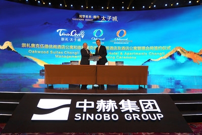 Signing Ceremony between Kee Whye Yeo, co-president of Sinobo Land (left) and Dean Schreiber, interim CEO, Oakwood and managing director of Oakwood Asia Pacific (right)