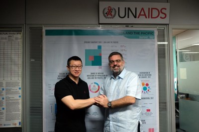 Geng Le and Mr. Eamonn Murphy, the head of UNAIDS Asia Pacific Geng Le and Mr. Eamonn Murphy, the head of UNAIDS Asia Pacific