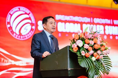 Xiang Wenbo, president of SANY Heavy Industry, gives a keynote speech at the Summit