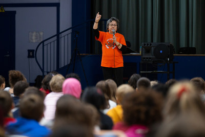Phyllis Webstad, de la Orange Shirt Society, raconte son histoire  des lves du primaire lors du lancement de la Tourne nationale des Voies vers la rconciliation. Photo: Ben Powless/Canadian Geographic (Groupe CNW/Socit gographique royale du Canada)