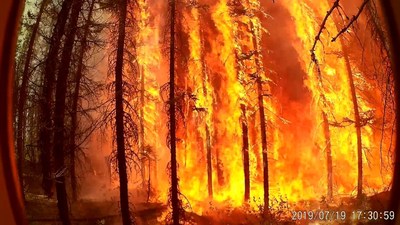 RS Pole Engulfed in a Forest Fire (stage 2 of 3) (CNW Group/RS Technologies Inc.)