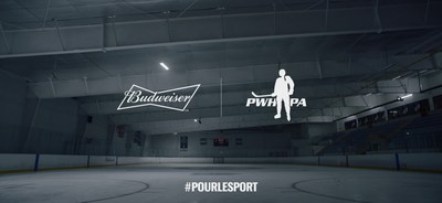 Budweiser Canada et le PWHPA dvoilent  The Good Old Hockey Game  une dclaration audacieuse reprenant un classique du hockey pour mobiliser les canadiens  appuyer le hockey fminin
Crdit: Budweiser Canada (Groupe CNW/Budweiser Canada)