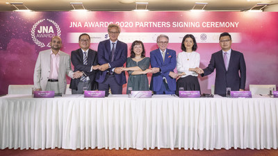 Partners gathered to show support for the JNA Awards 2020. In the picture: L2: Peter Suen, Executive Director of CTF; R2: Caroline Yuan, Vice President of SDE;  R3: Kenneth Scarratt, Consultant of DANAT;  R1: Simon Chan, Co-Founder, Member of the Board and Executive Vice President of CGE; L1: Abhishek Parekh, Executive Officer of KGK Group; accompanied by David Bondi, Senior Vice President - Asia of Informa Markets and Letitia Chow, Chairperson of the JNA Awards (PRNewsfoto/JNA Awards)