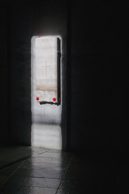 La pierre tombale du Soldat inconnu, salle du Souvenir, 2010.  Muse canadien de la guerre, photo Steven Darby, CWM2011-0055-0072-Dm. (Groupe CNW/Muse canadien de l'histoire)