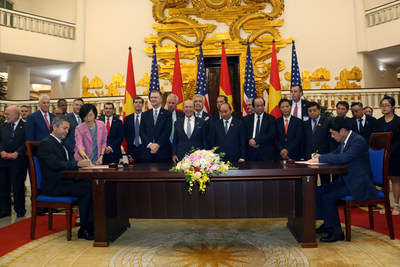 Cem Tanyel, executive vice president and president, Sabre Airline Solutions, and Trinh Hong Quang, executive vice president, Vietnam Airlines, sign an agreement in the office of the Prime Minister of the Socialist Republic of Vietnam. The ceremony was held in the presence of Prime Minister Nguyen Xuan Phuc; Wilbur Louis Ross Jr., United States secretary of commerce; and representatives from both countries.
