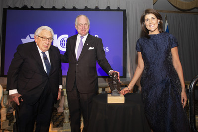 Henry Kissinger – ex-secretário de estado dos EUA, Amb. Ronald S. Lauder – Presidente do WJC, Nikki Haley – ex-embaixadora dos EUA na ONU | crédito da imagem - Noa Grayevsky (PRNewsfoto/World Jewish Congress)