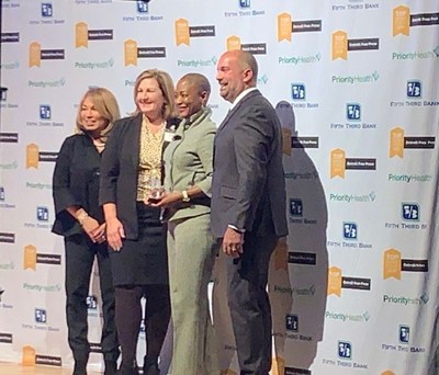 BorgWarner accepts “Top Workplace” award from the Detroit Free Press.