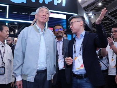 Lee Hsien Loong, Prime Minister of the Republic of Singapore, visited WeBank's booth at the Singapore Fintech Festival