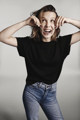 Millie Bobby Brown, visage de Pandora Me, deux fois finaliste Emmy et la plus jeune ambassadrice de l'UNICEF, elle porte la nouvelle collection en dition limite pour l'UNICEF. (Groupe CNW/Pandora Jewelry, Inc.)