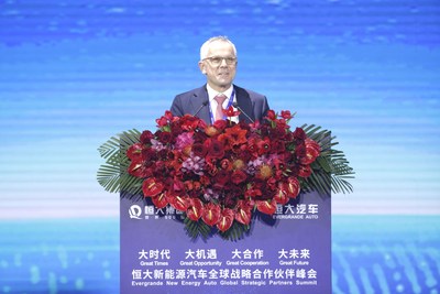 Stefan Pischinger, CEO de FEV Europe GmbH, pronuncia un discurso en la cumbre, el 12 de noviembre.