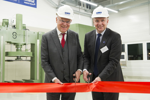 Stephan Weil, ministro presidente da Baixa Saxônia (à esquerda) e Dirk Bremm, presidente da divisão de revestimentos da BASF, inauguram a expansão da fábrica Chemetall em Langelsheim, na Alemanha. (PRNewsfoto/Chemetall)