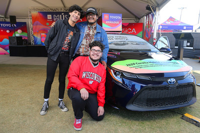 Jose Corona (batería), Henry Vargas (vocalista, guitarra) y Patrick Estrada (bajo), miembros de la banda The Red Pears, se unieron a Toyota en el marco de un evento especial para conocer y saludar a los fans durante el Festival Tropicalia en Pomona, California.