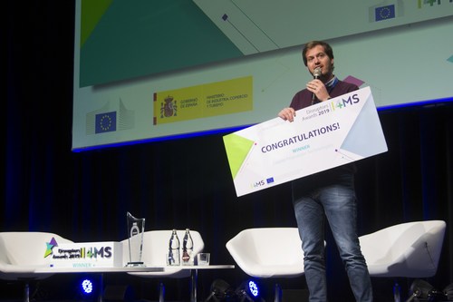Luka Ambrozisc, Engineer from Elaphe, Receiving the award from Sanyu Karani, FundingBox CEO. Nov 2019 at the Digital European Industry Stakeholders Forum Event in Madrid
