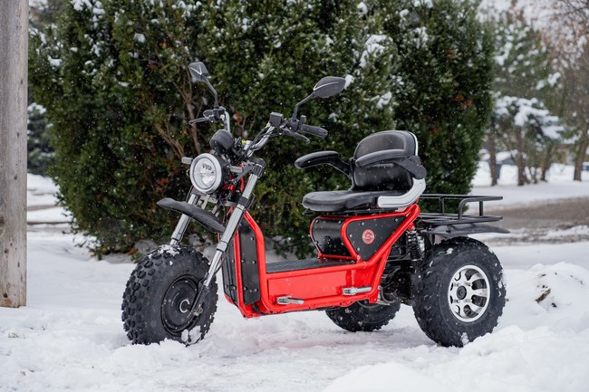 The BoomerBeast D is designed for everyday commuting on the streets as well as for rough off-road trails and terrain. The 10" wheels allow riders to handle a variety of surfaces such as dirt, dry sand, and light snow with ease.