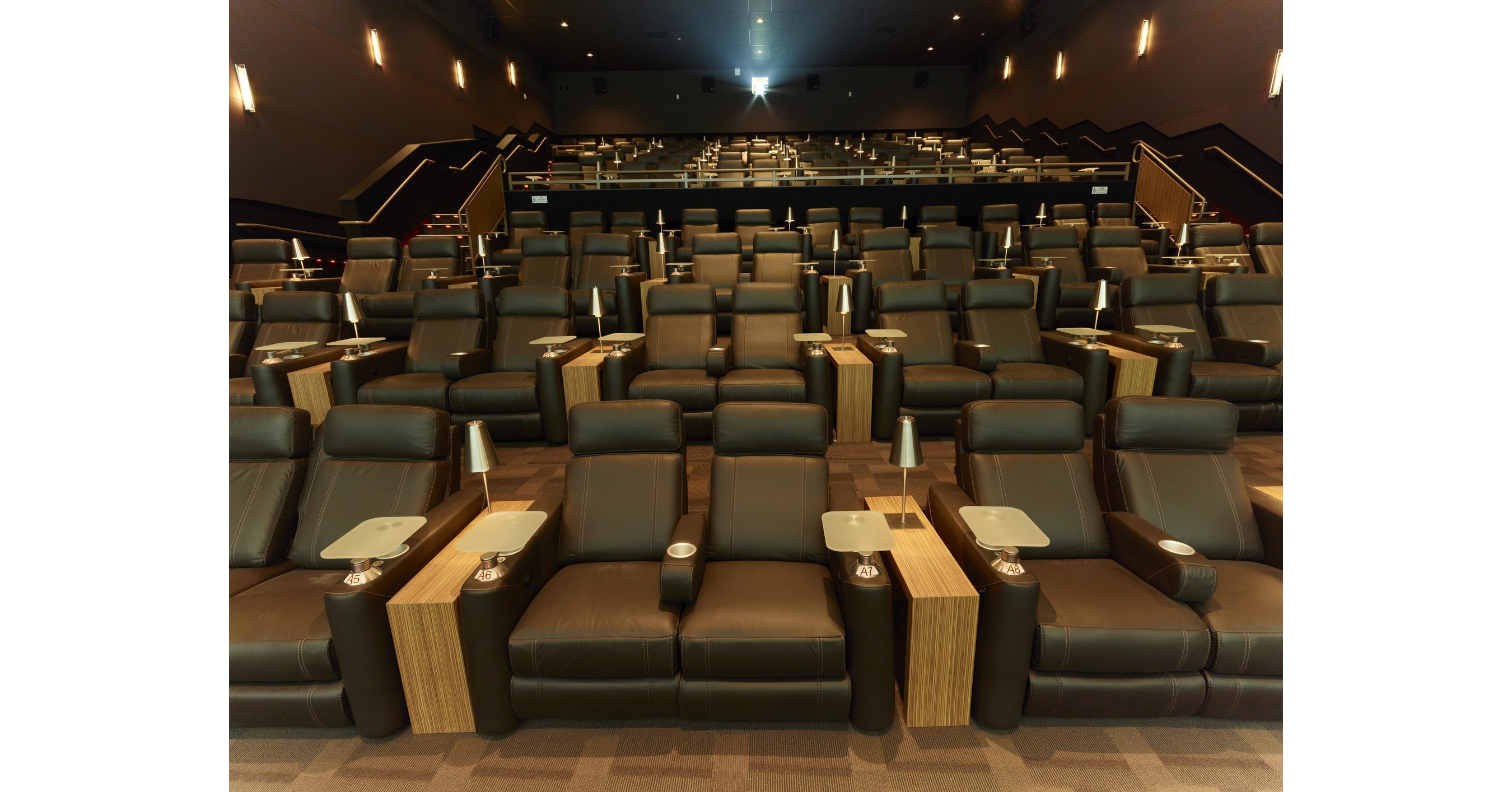 Кинотеатр с мягкими креслами. Кинотеатр с диванами. Кинотеатр лакшери. Модный кинотеатр с кожаными креслами. Cinepolis.