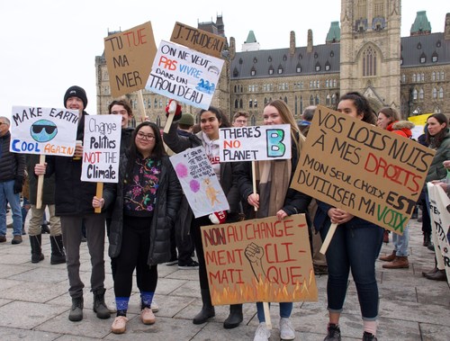 Youth protesting on Parliament Hill (CNW Group/UNICEF Canada)