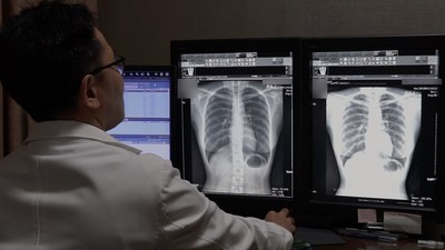 A radiologist conducts an interpretation of a chest x-ray image with Lunit INSIGHT CXR analysis.