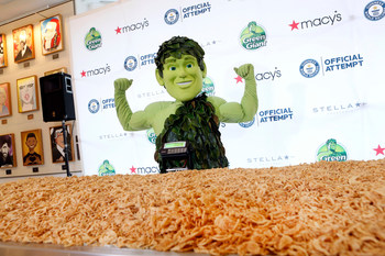 Green Giant sets a new GUINNESS WORLD RECORDS title by cooking a 1,009 lb. green bean casserole that will be served to 3,000 New Yorkers in need through Citymeals on Wheels.